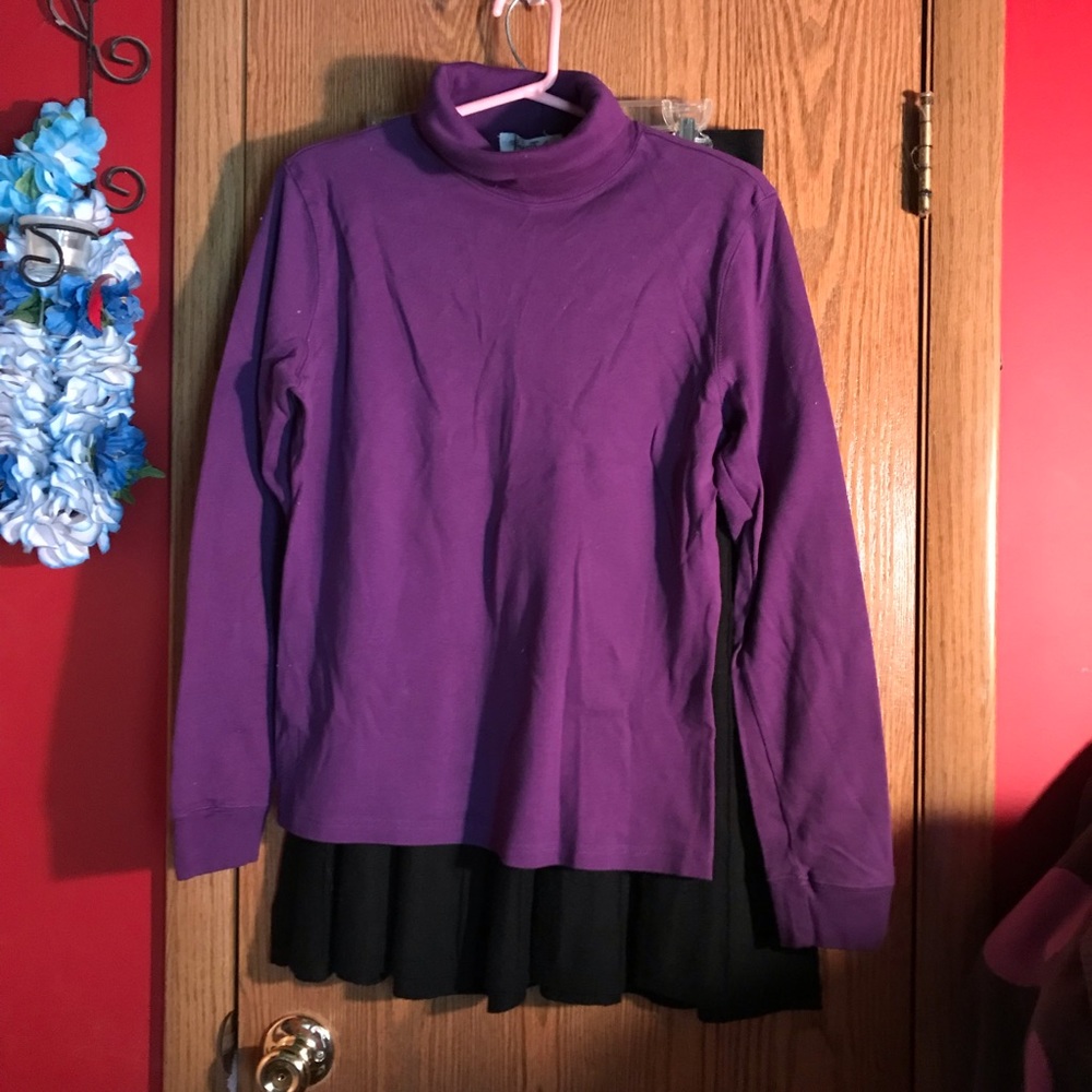 ❄️2/$25❄️. EUC Purple Turtleneck Shirt